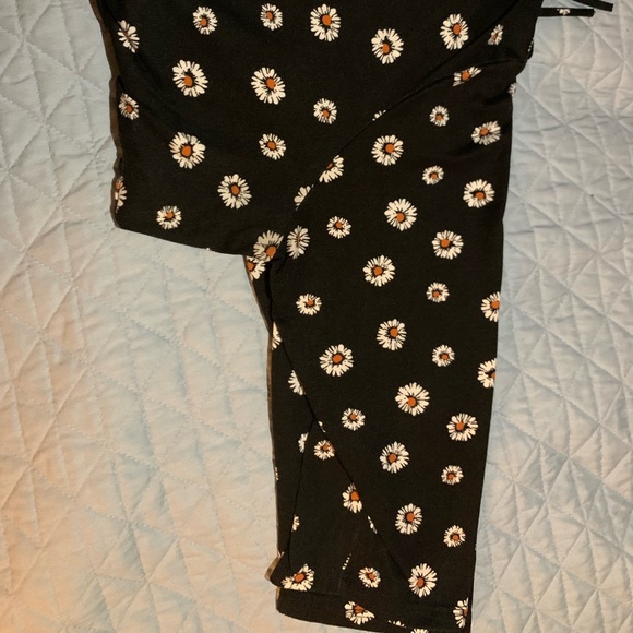Revive XL black daisy shirt - Picture 2 of 5